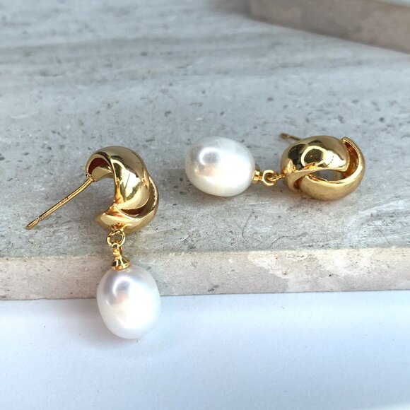 NEW~ Anthropologie Shashi Gold Overlap Stud & Genuine Pearl Dangle Earrings - Picture 3 of 6